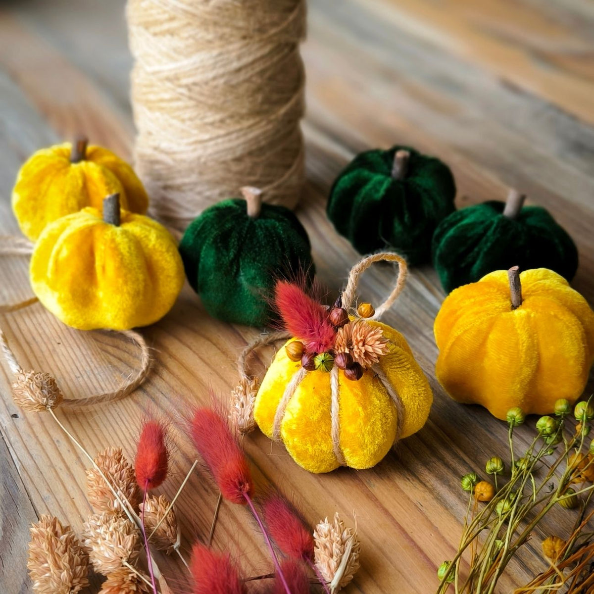 DIY: Samtkürbis mit Trockenblumen