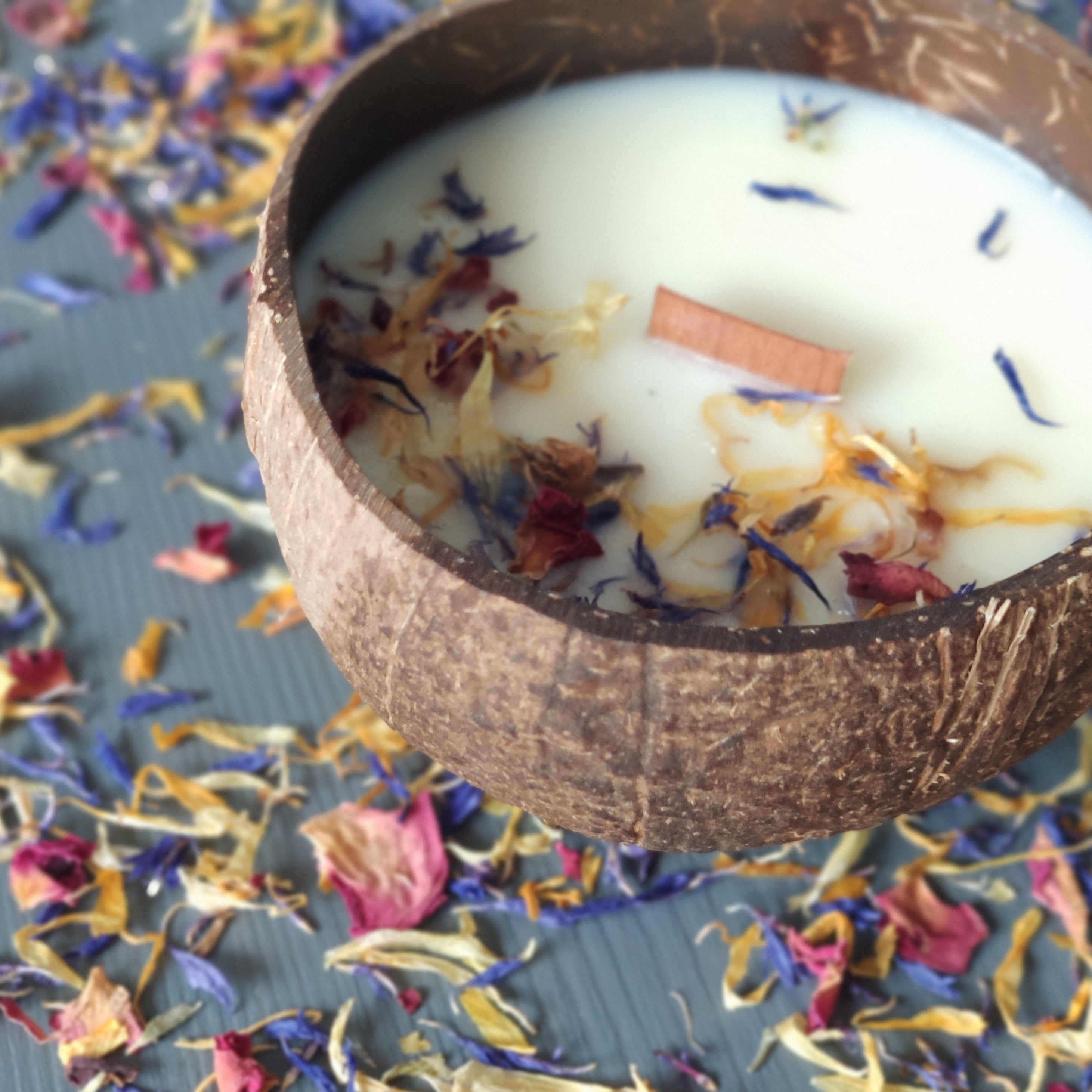 Duftkerze Monoi de Tahiti mit Blütenkonfetti Summer Days