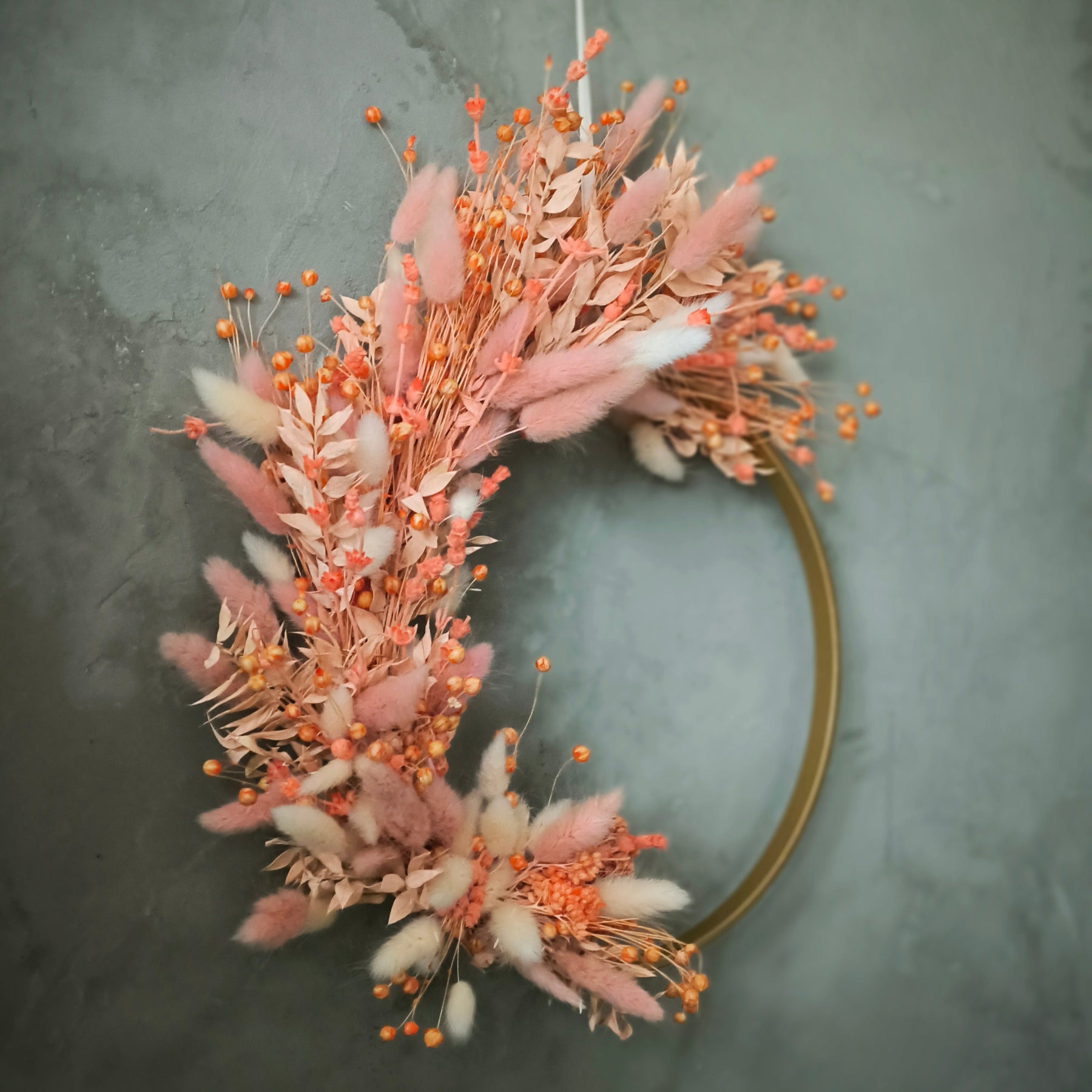 Goldener Blumenring mit Trockenblumen in Pfirsich - Boho-Deko