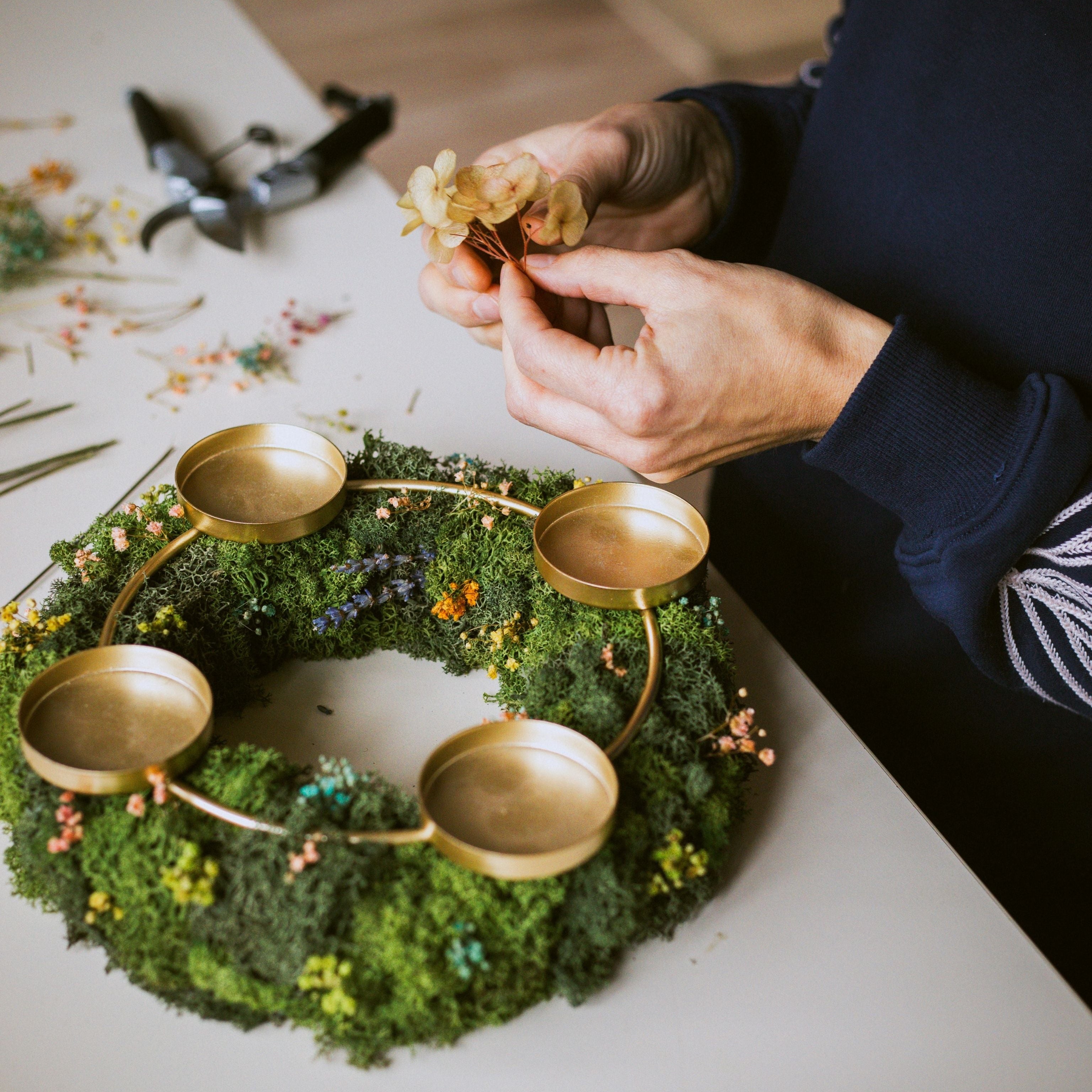 Adventskranz Fairytale Moss beim Gestalten