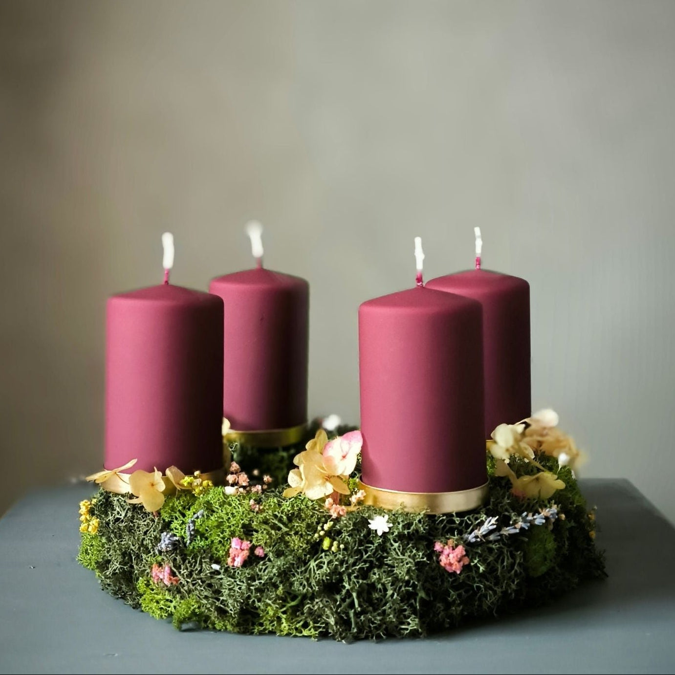 Adventskranz fairytale moss mit roten Kerzen