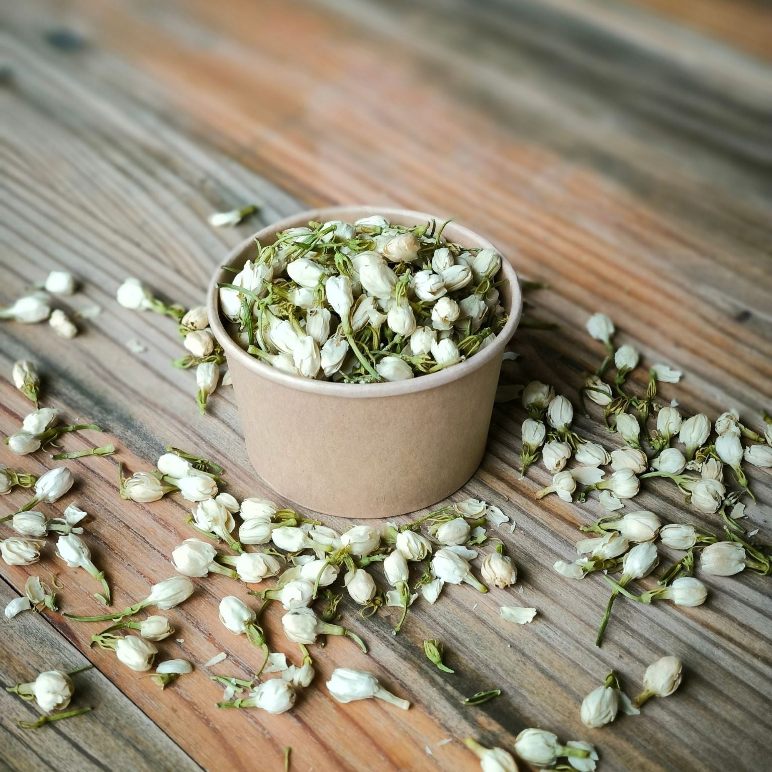 Blütenkonfetti Ivory Jasmin mit braunen Bechern