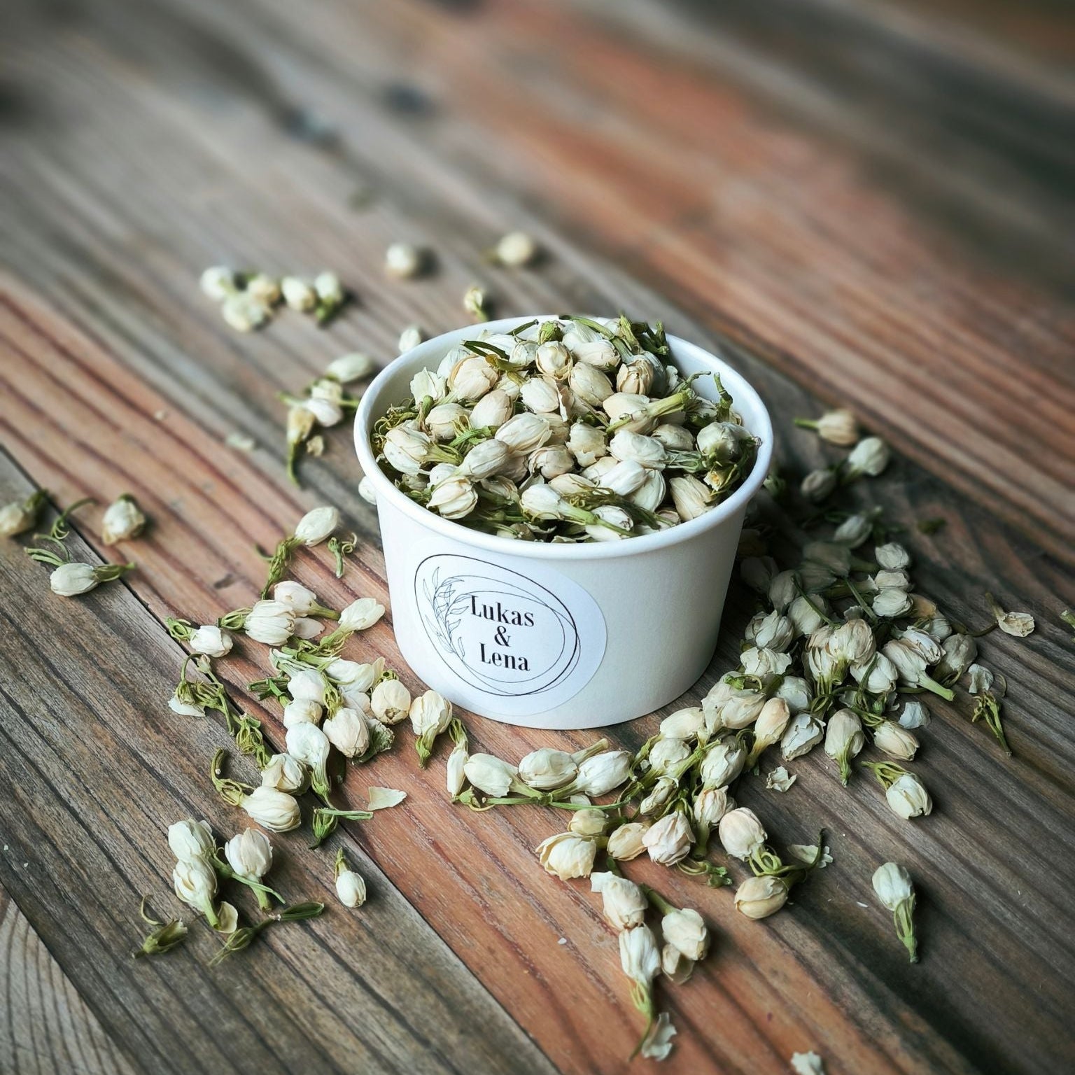 Blütenkonfetti Ivory Jasmin mit weißen Bechern