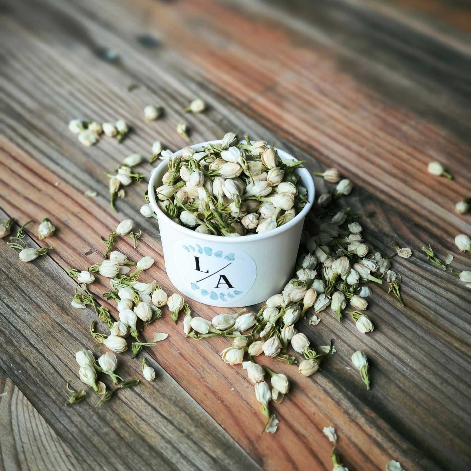 Blütenkonfetti Ivory Jasmin mit weißen Bechern