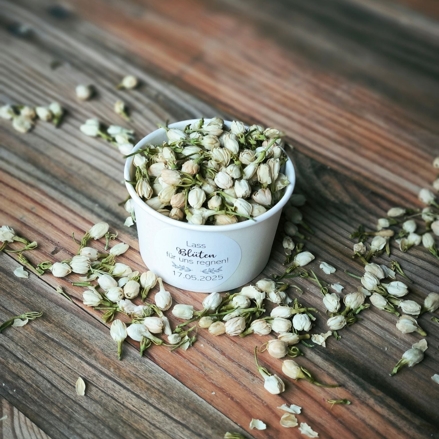 Blütenkonfetti Ivory Jasmin mit weißen Bechern