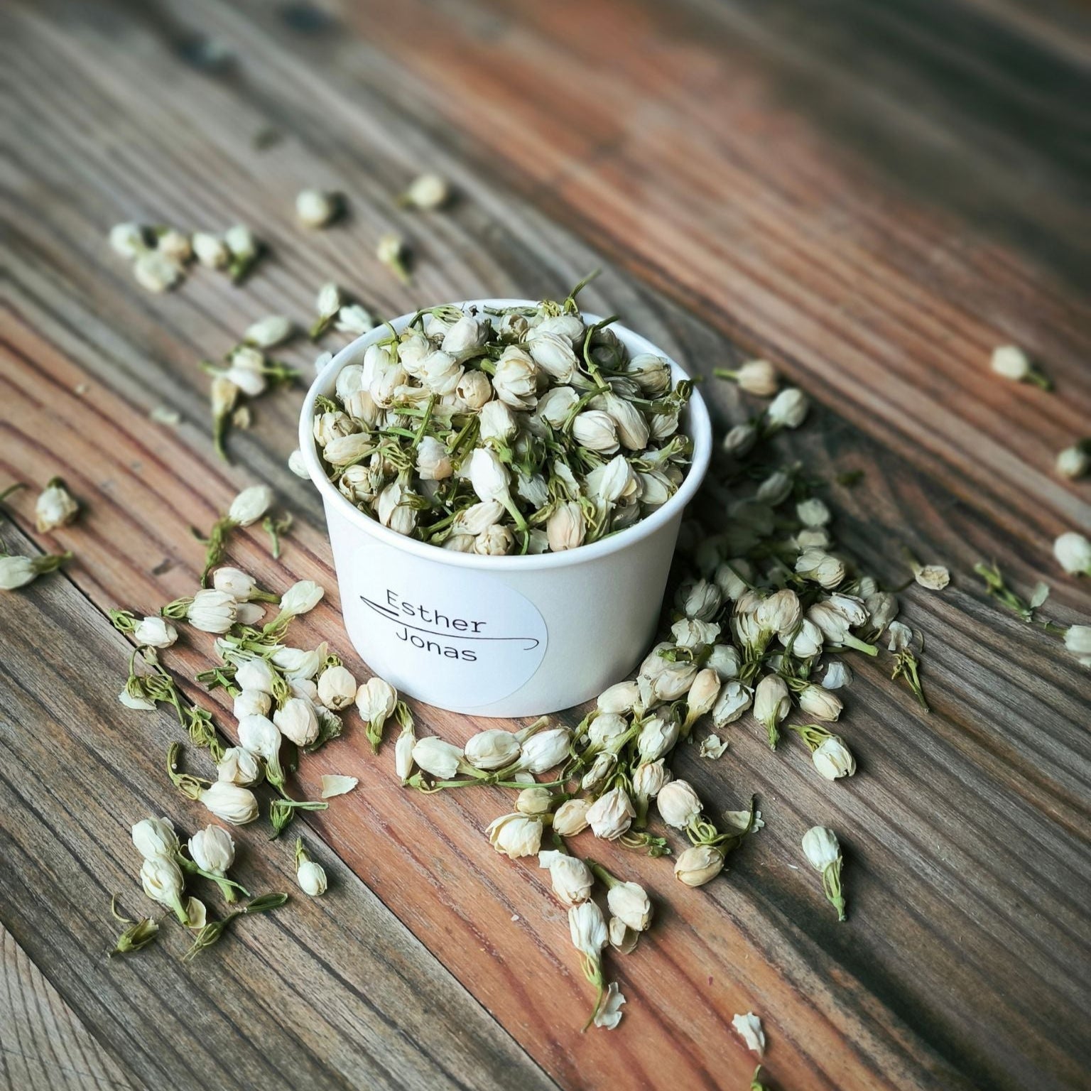 Blütenkonfetti Ivory Jasmin mit weißen Bechern