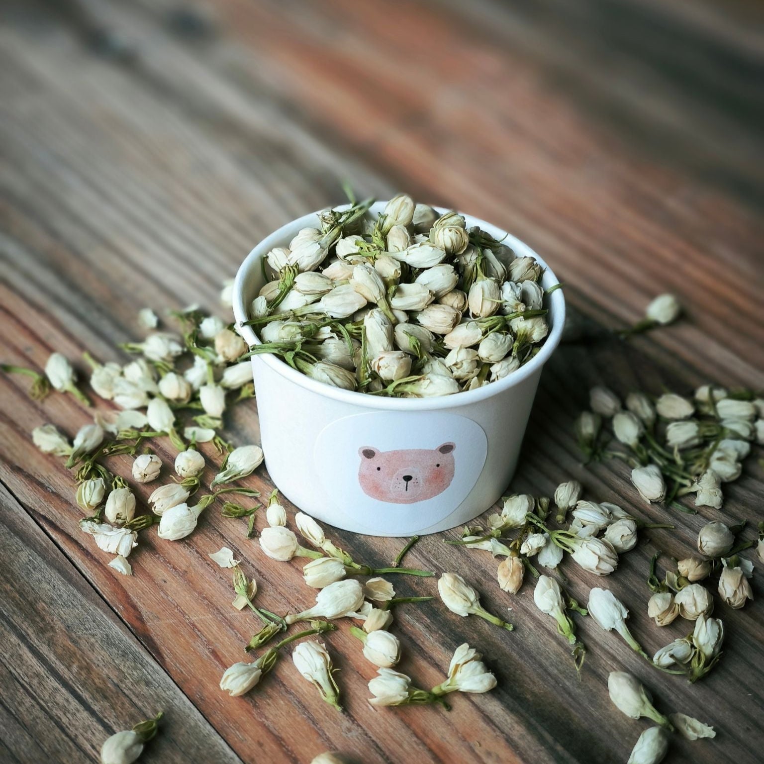 Blütenkonfetti Ivory Jasmin mit weißen Bechern