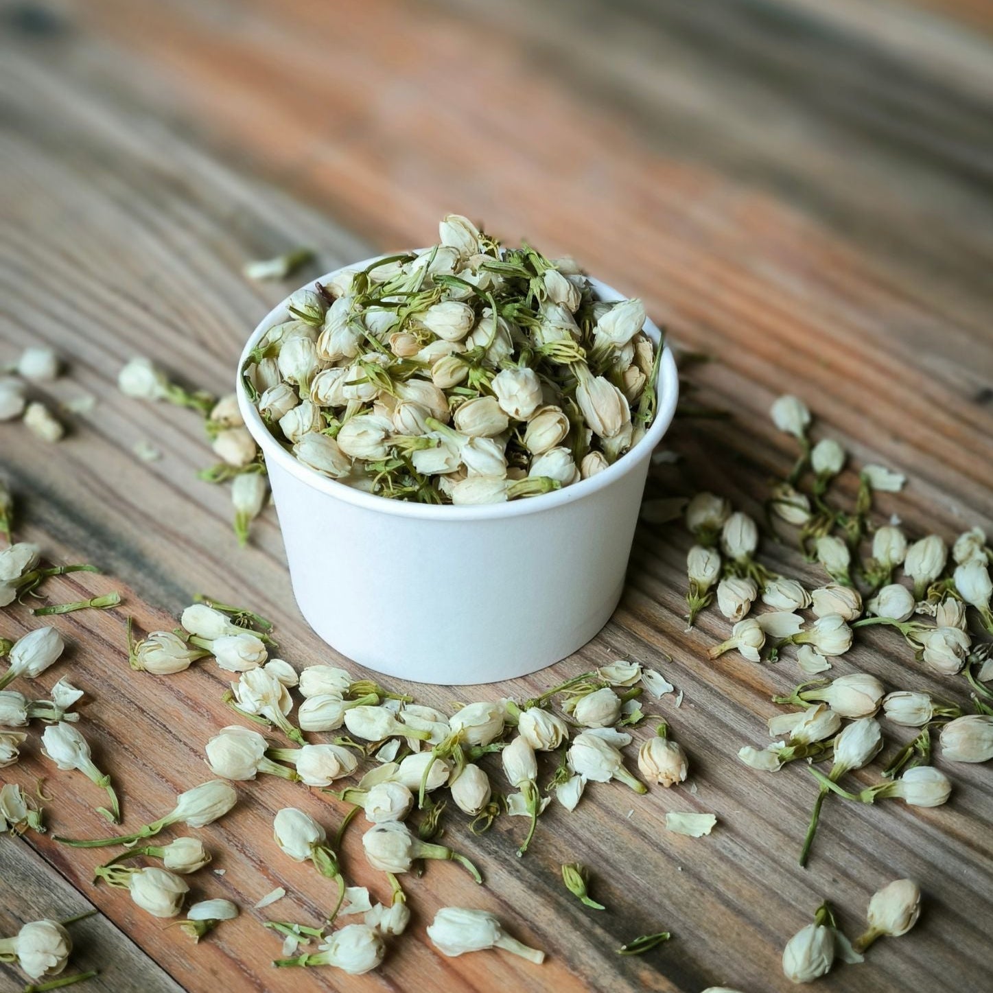 Blütenkonfetti Ivory Jasmin mit weißen Bechern