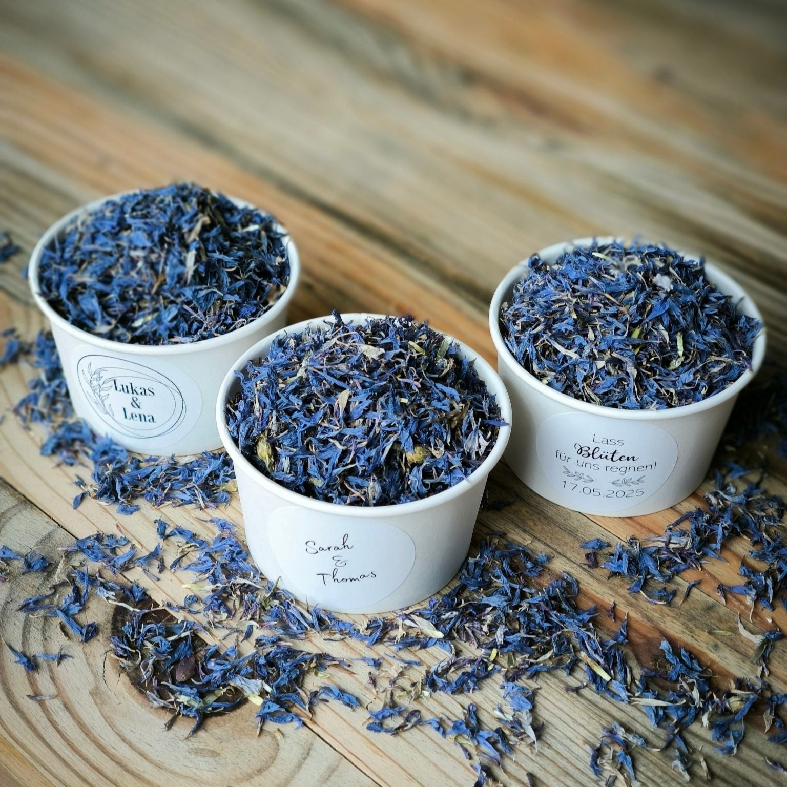 Blütenkonfetti Iced Blue in weißen Bechern