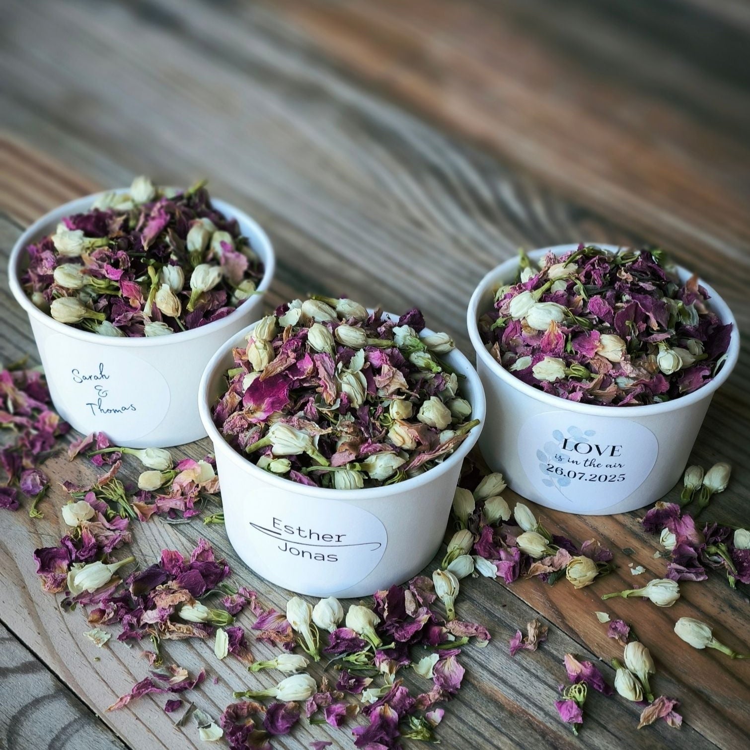 Blütenkonfetti Pink Ivory in weißen Bechern