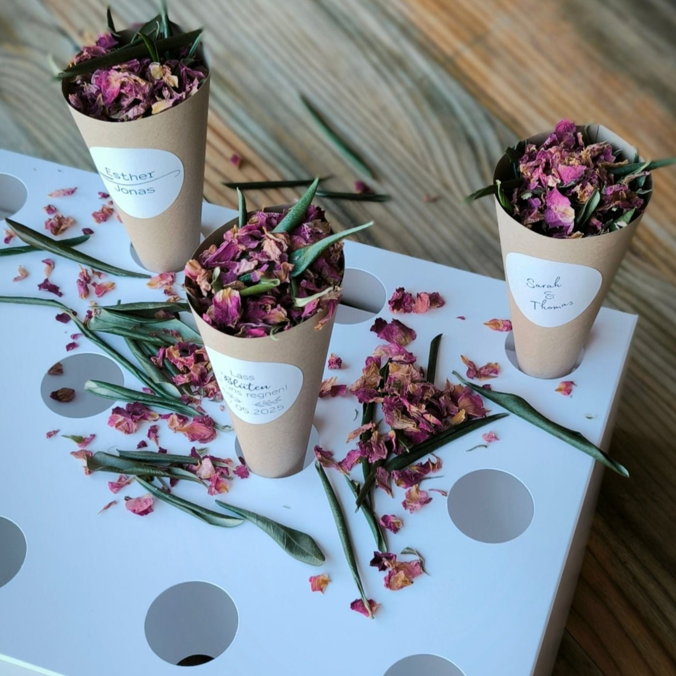 Blütenkonfetti Pink Olive mit Cones