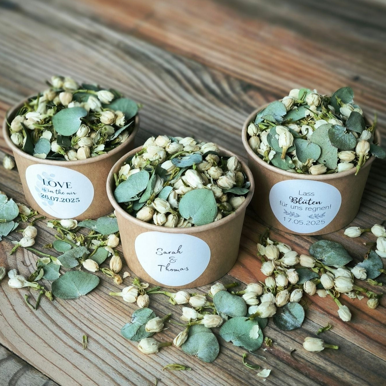 Blütenkonfetti Green Ivory in braunen Bechern