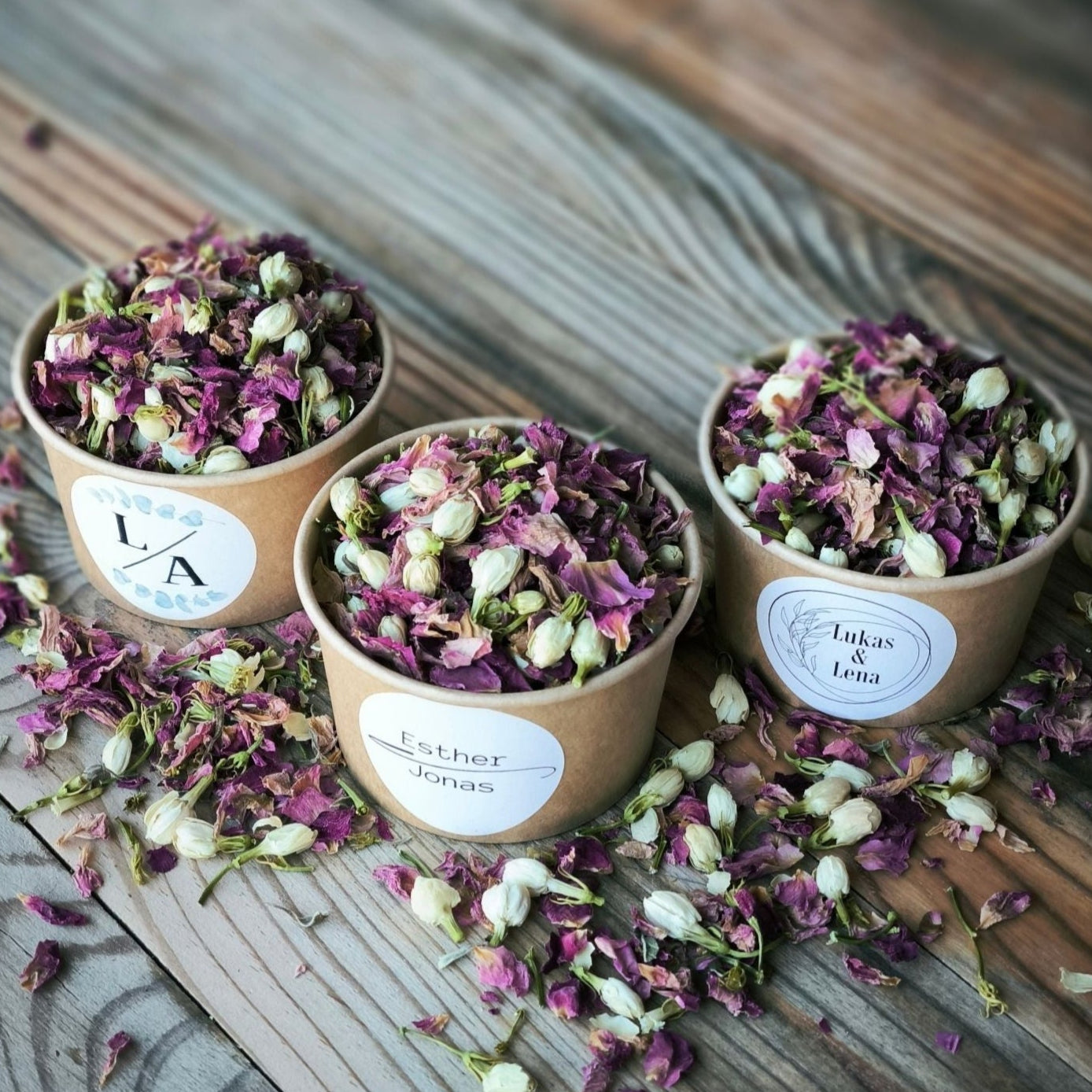 Blütenkonfetti Pink Ivory in braunen Bechern