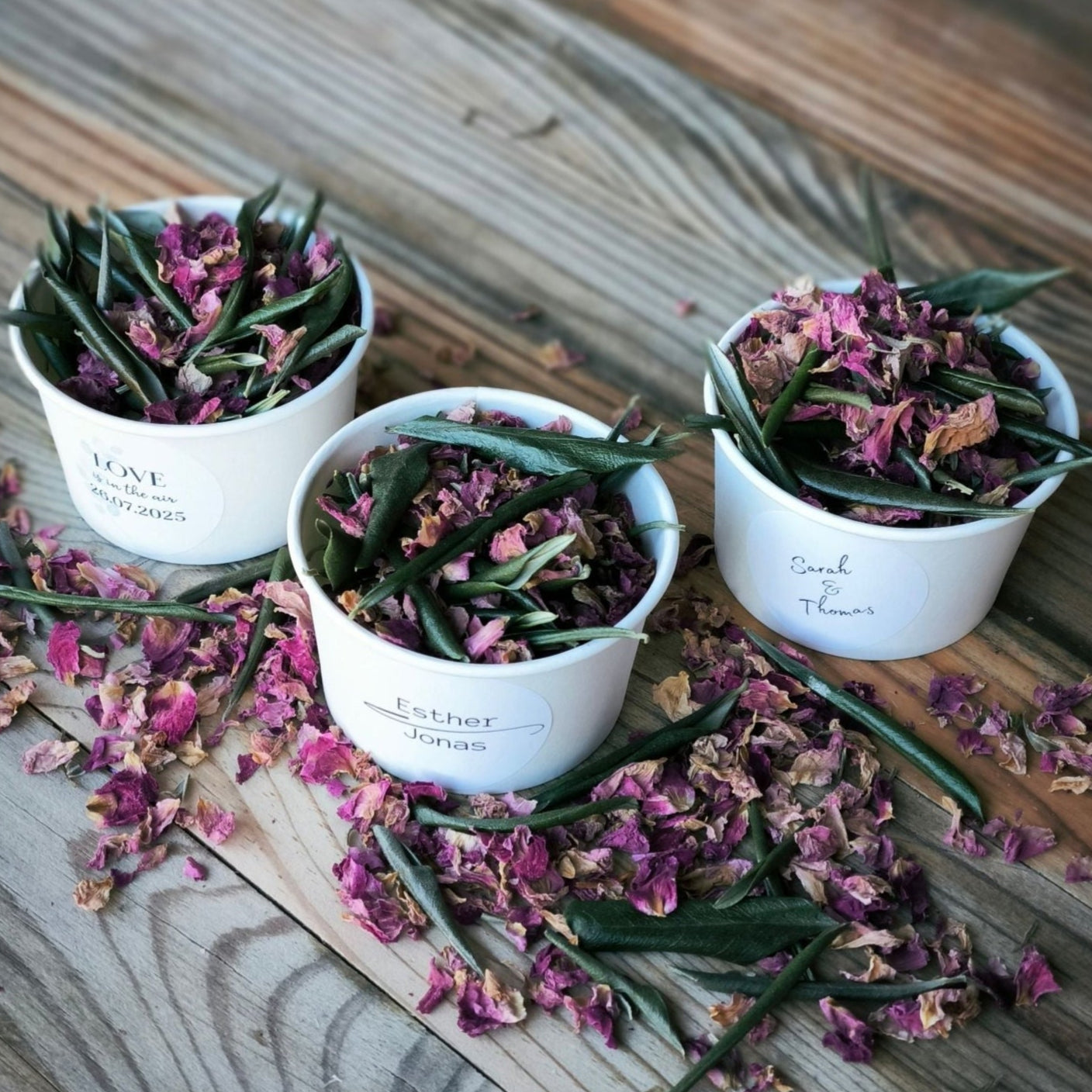 Blütenkonfetti Pink Olive mit weißen Bechern