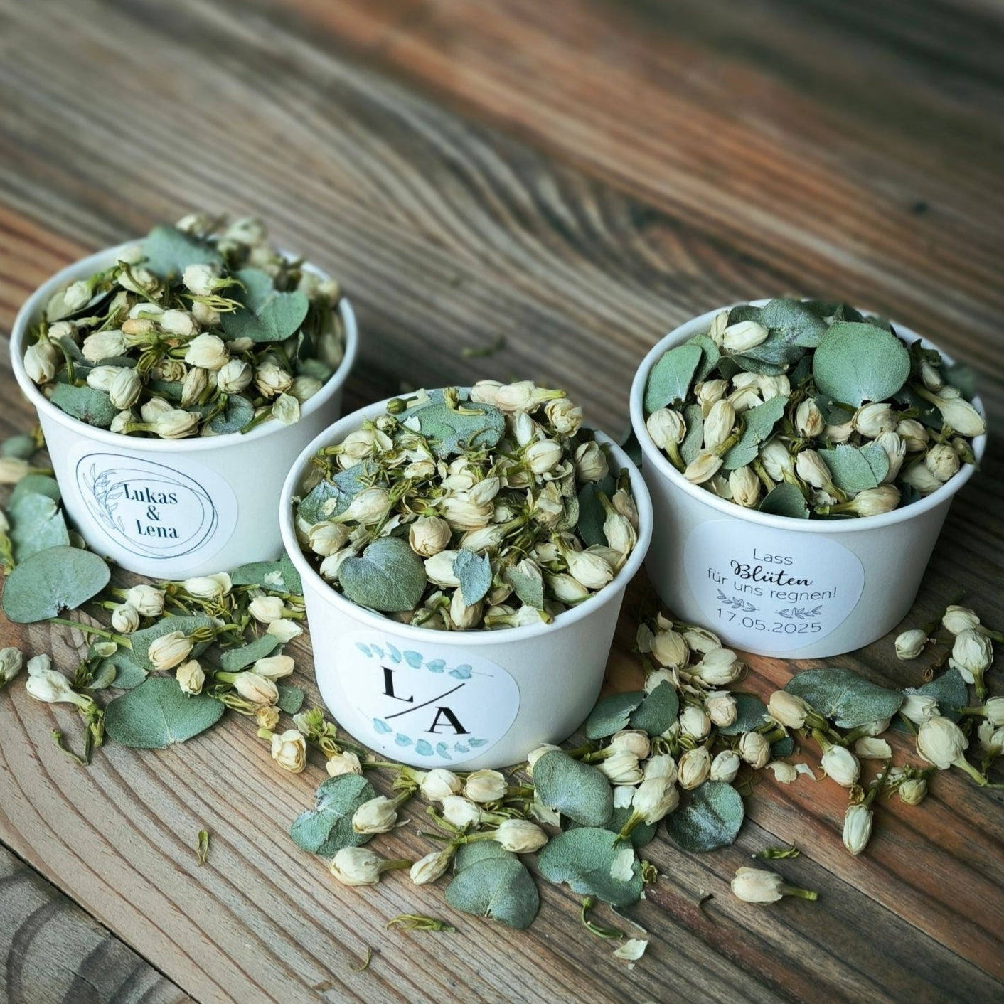 Blütenkonfetti Green Ivory in weißen Bechern