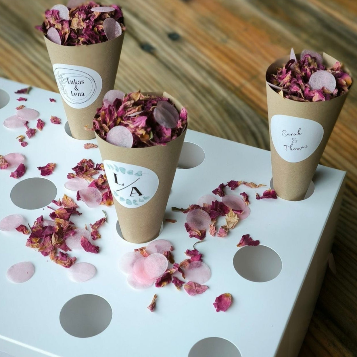 Blütenkonfetti Pink Romance mit Seidenpapier in Cones im Cone-Halter