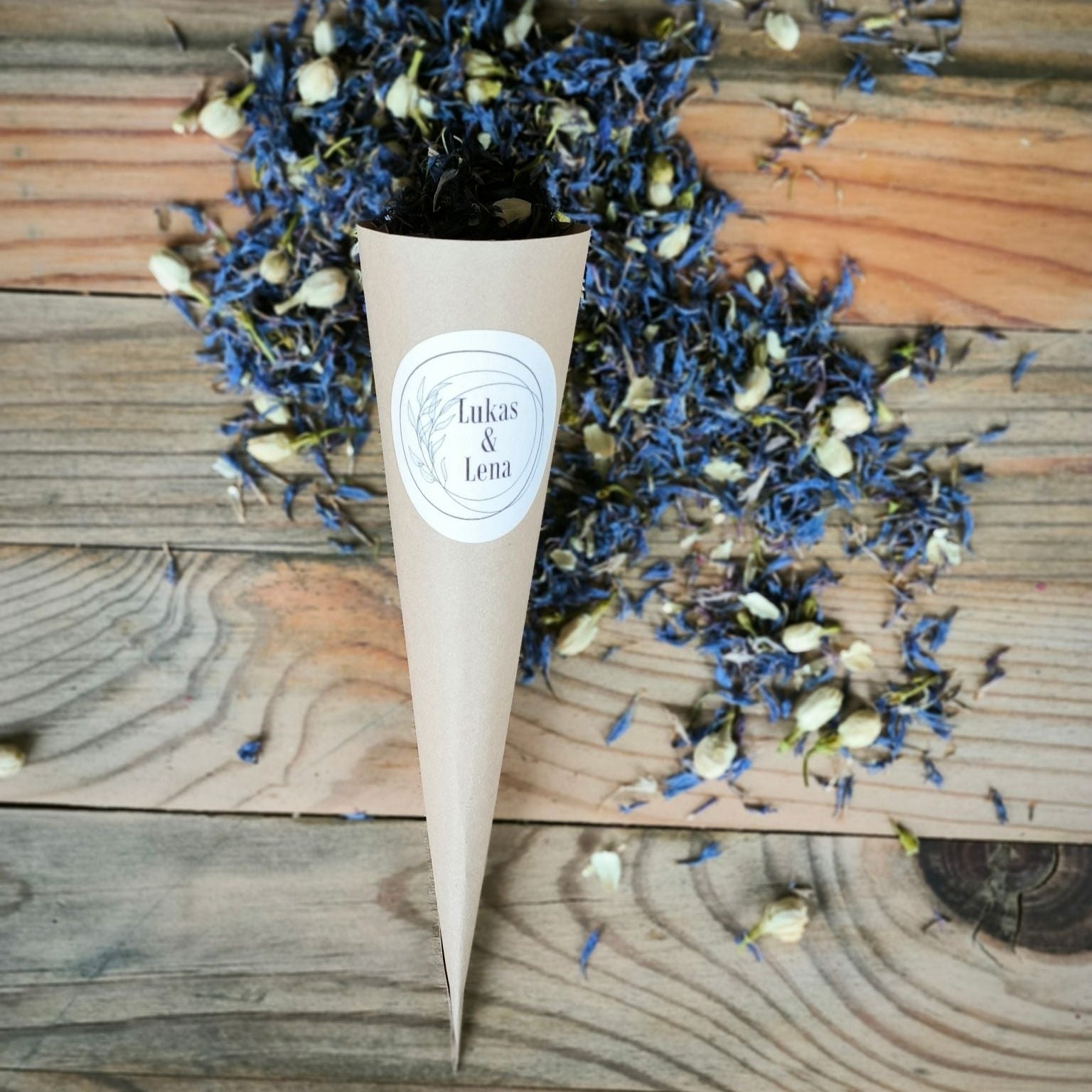 Blütenkonfetti Blue Ivory in Cones mit Layout 1