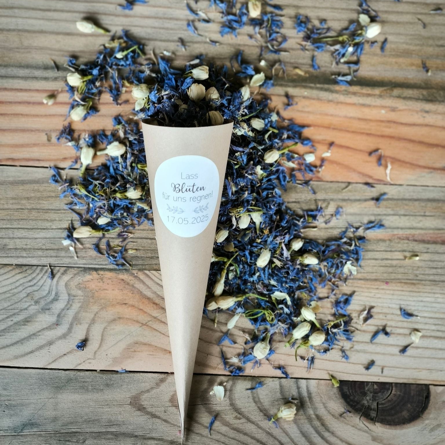 Blütenkonfetti Blue Ivory in Cones mit Layout 4