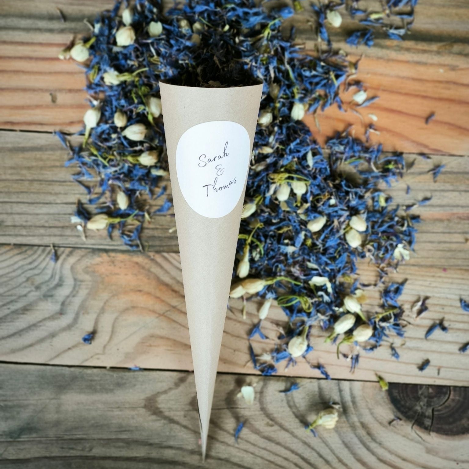 Blütenkonfetti Blue Ivory in Cones mit Layout 5