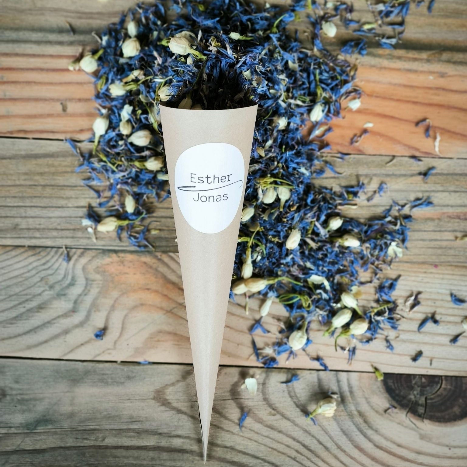 Blütenkonfetti Blue Ivory in Cones mit Layout 6