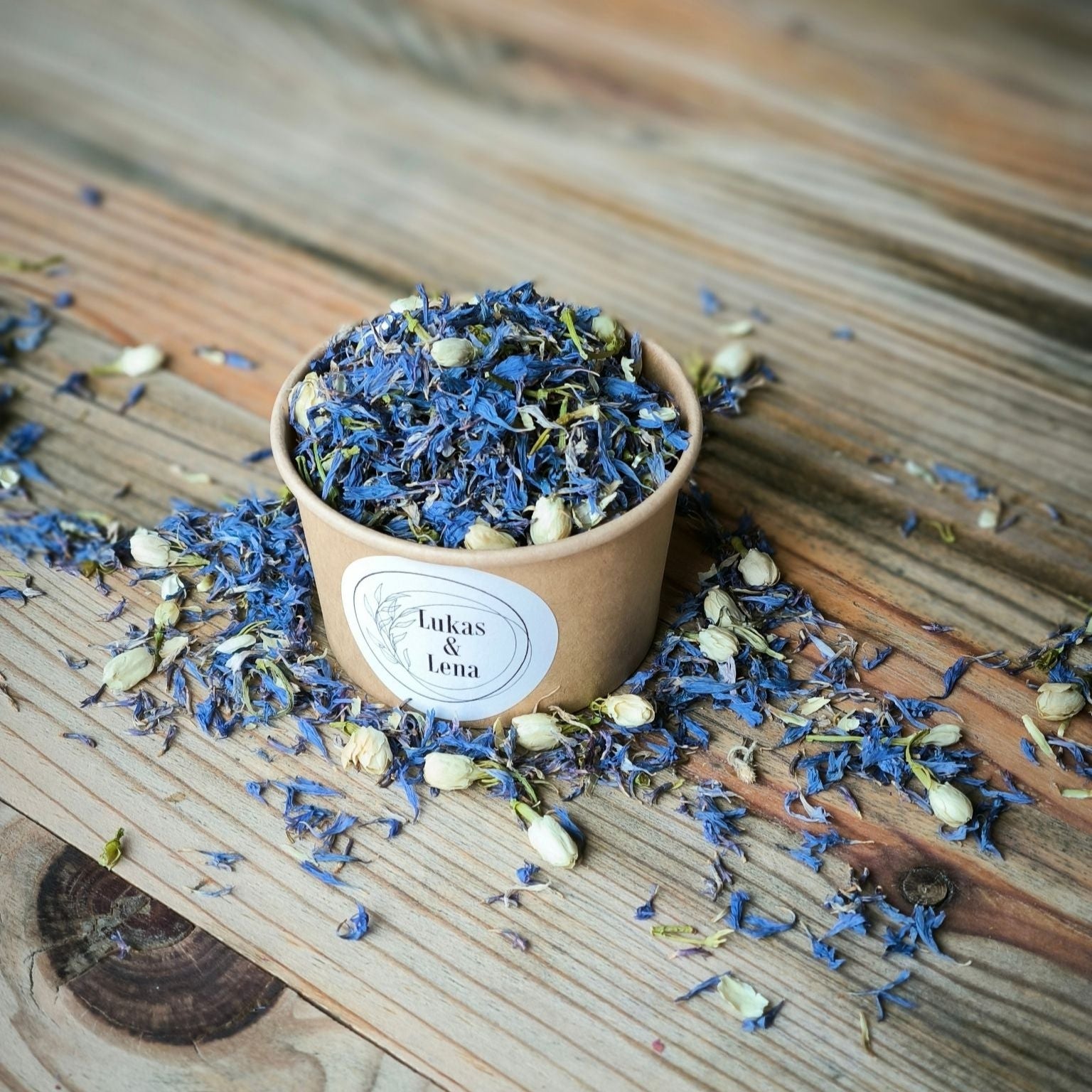 Blütenkonfetti Blue Ivory in braunen Bechern mit Layout 1