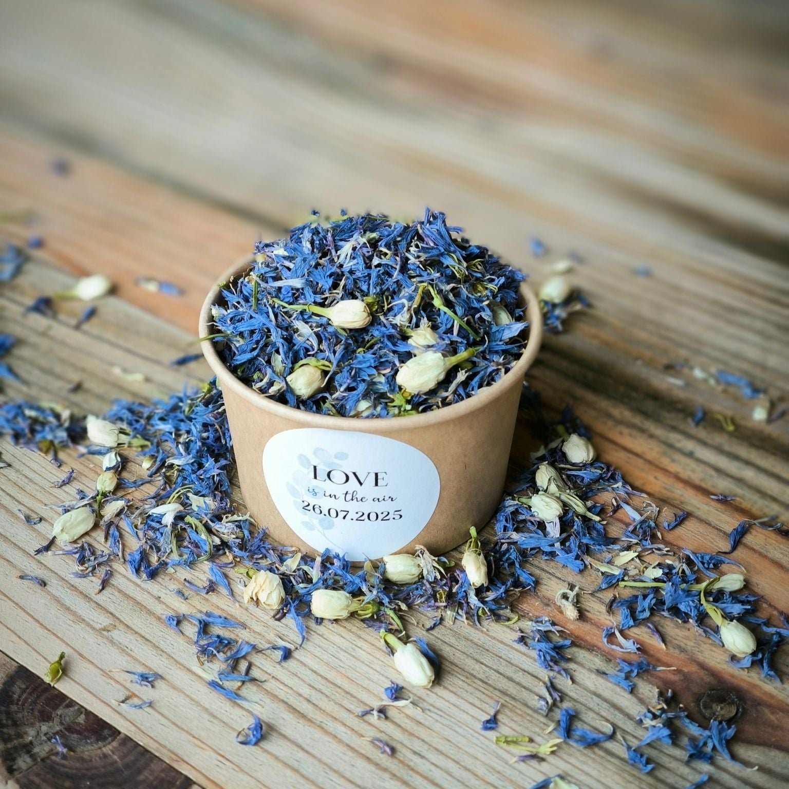 Blütenkonfetti Blue Ivory in braunen Bechern mit Layout 2