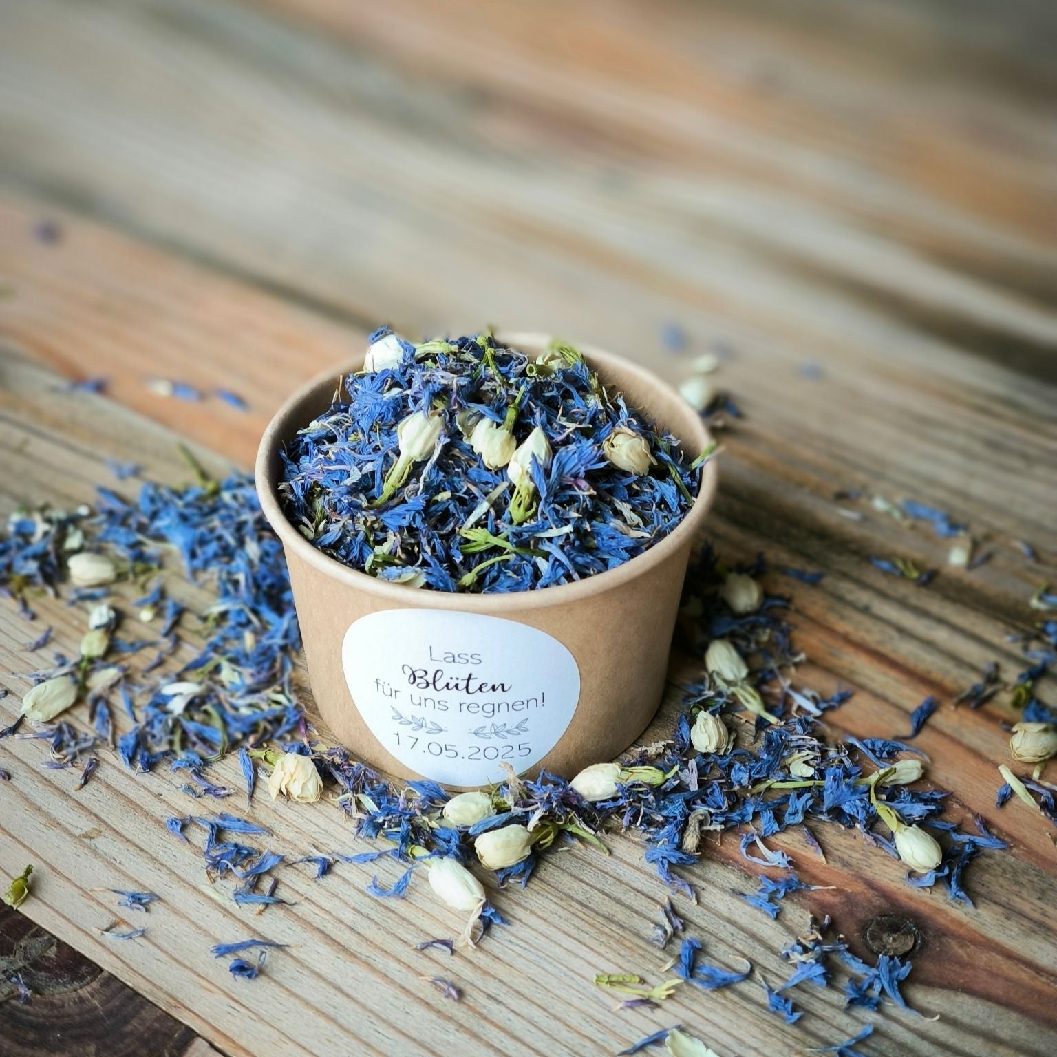 Blütenkonfetti Blue Ivory in braunen Bechern mit Layout 4