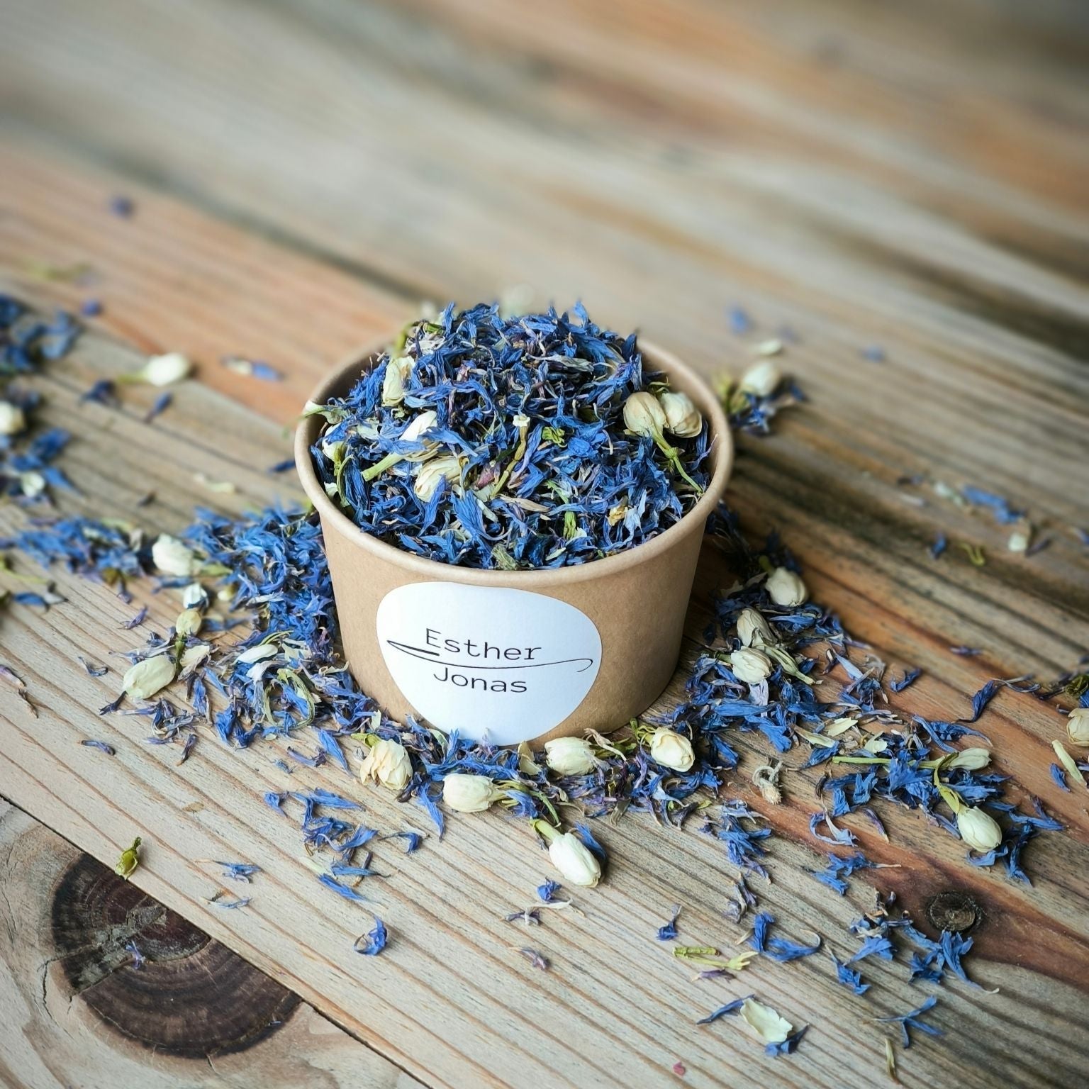 Blütenkonfett Blue Ivory in braunen Bechern mit Layout 6