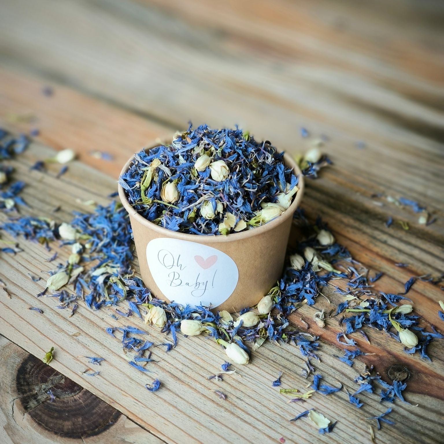 Blütenkonfetti Blue Ivory in braunen Bechern mit Layout 7