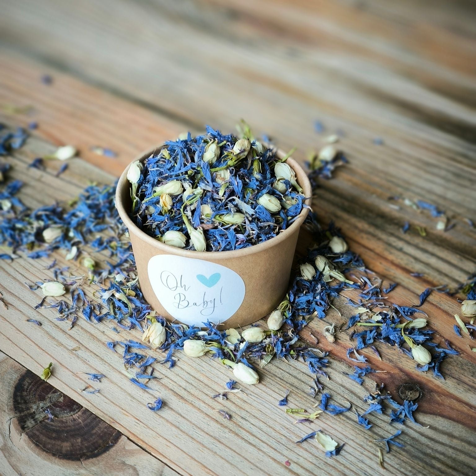 Blütenkonfetti Blue Ivory in braunen Bechern mit Layout 8