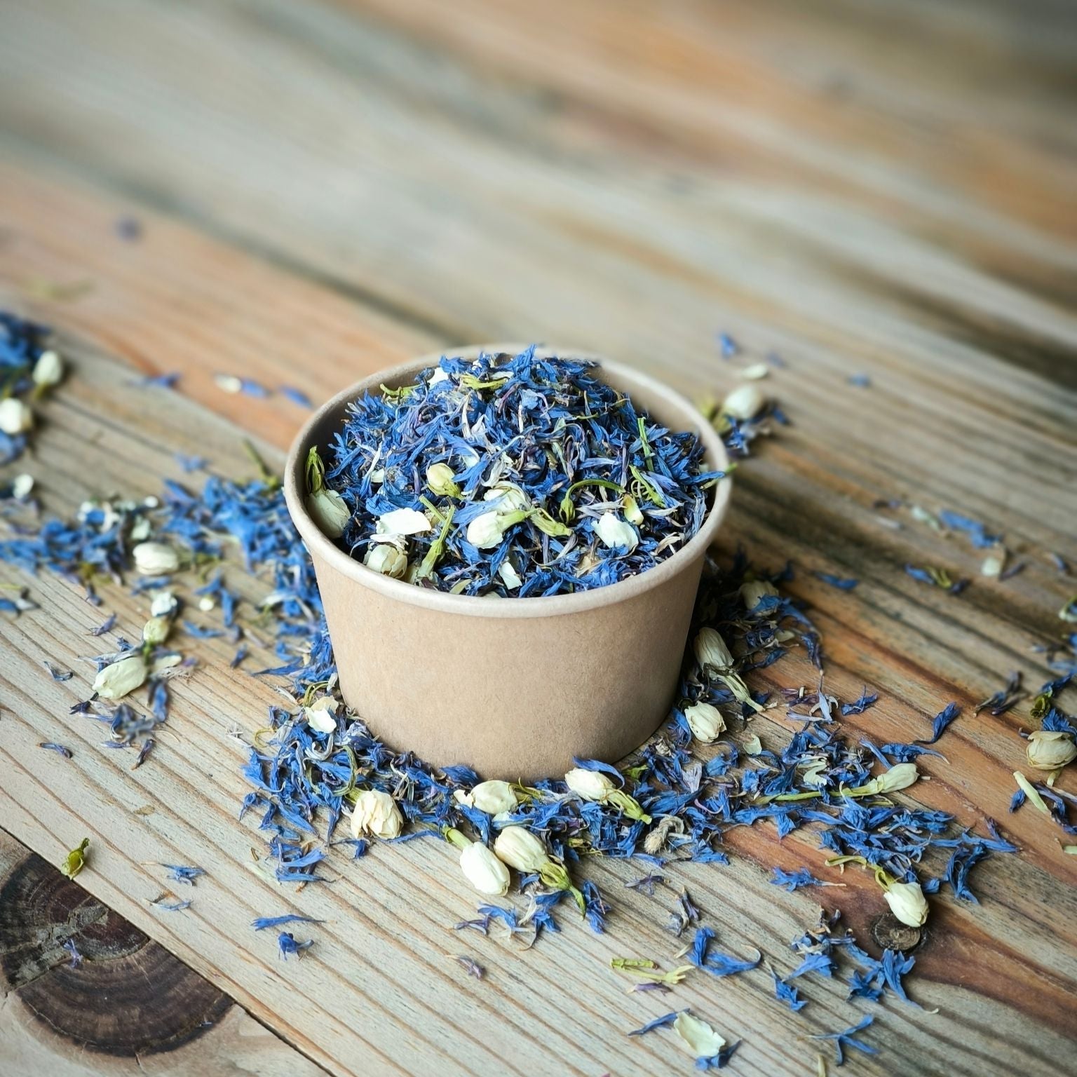 Blütenkonfetti Blue Ivory in braunen Bechern kein Sticker