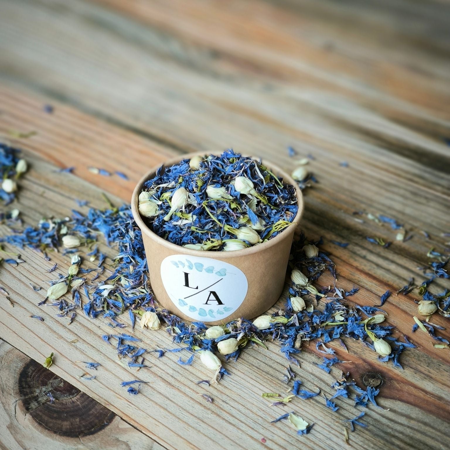 Blütenkonfetti Blue Ivory in braunen Bechern mit Layout 3