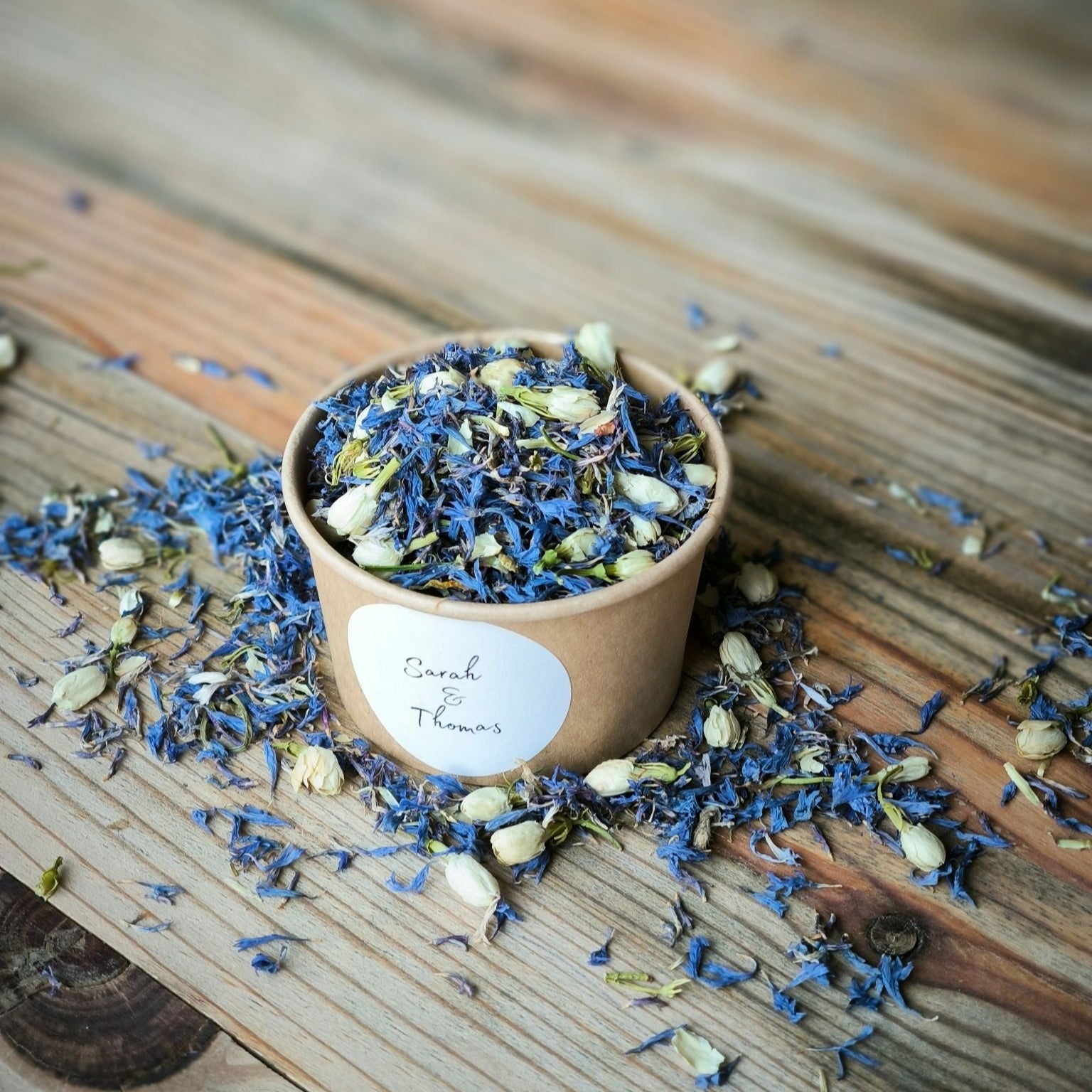 Blütenkonfetti Blue Ivory in braunen Bechern mit Layout 5