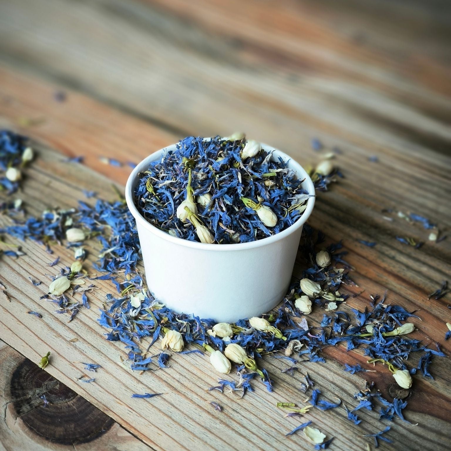 Blütenkonfetti Blue Ivory in weißen Bechern kein Sticker