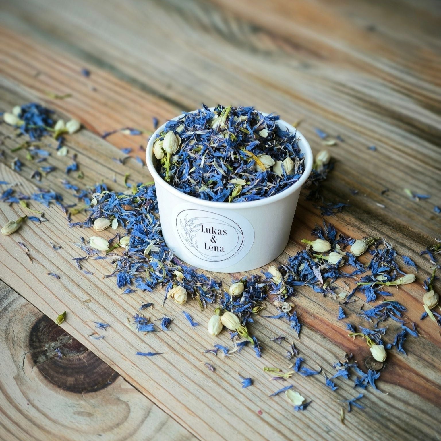 Blütenkonfetti Blue Ivory in weißen Bechern mit Layout 1