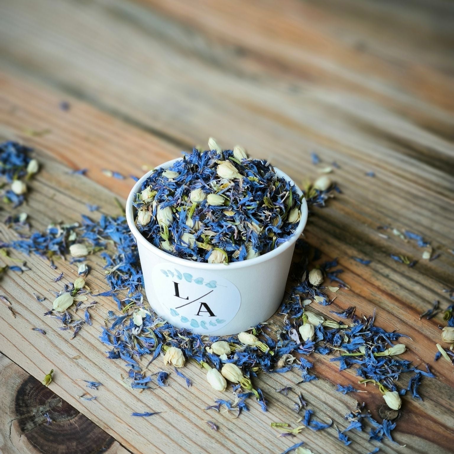 Blütenkonfetti Blue Ivory in weißen Bechern mit Layout 3