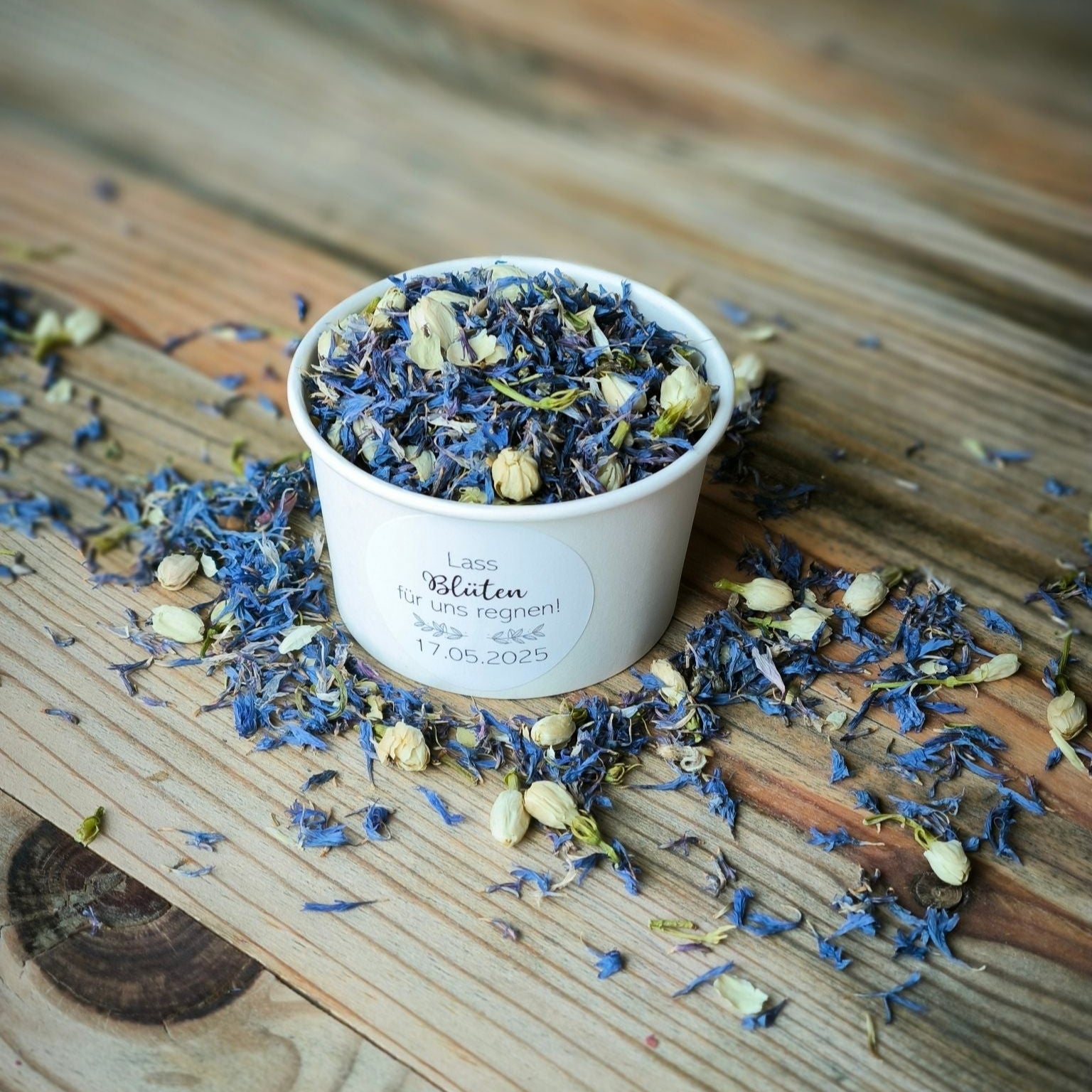 Blütenkonfetti Blue Ivory in weißen Bechern mit Layout 4