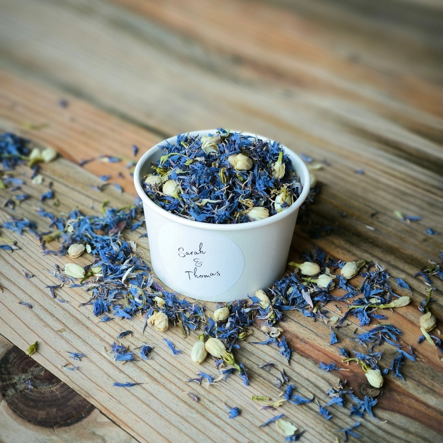 Blütenkonfetti Blue Ivory in weißen Bechern mit Layout 5