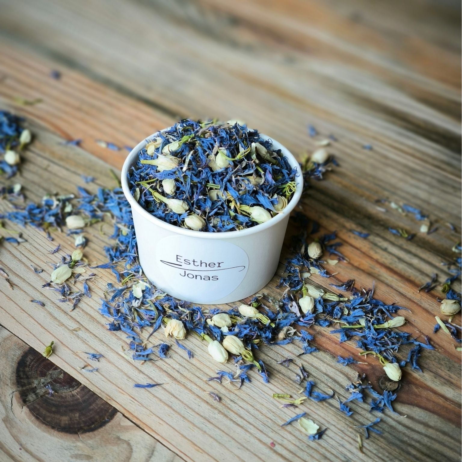 Blütenkonfetti Blue Ivory in weißen Bechern mit Layout 6