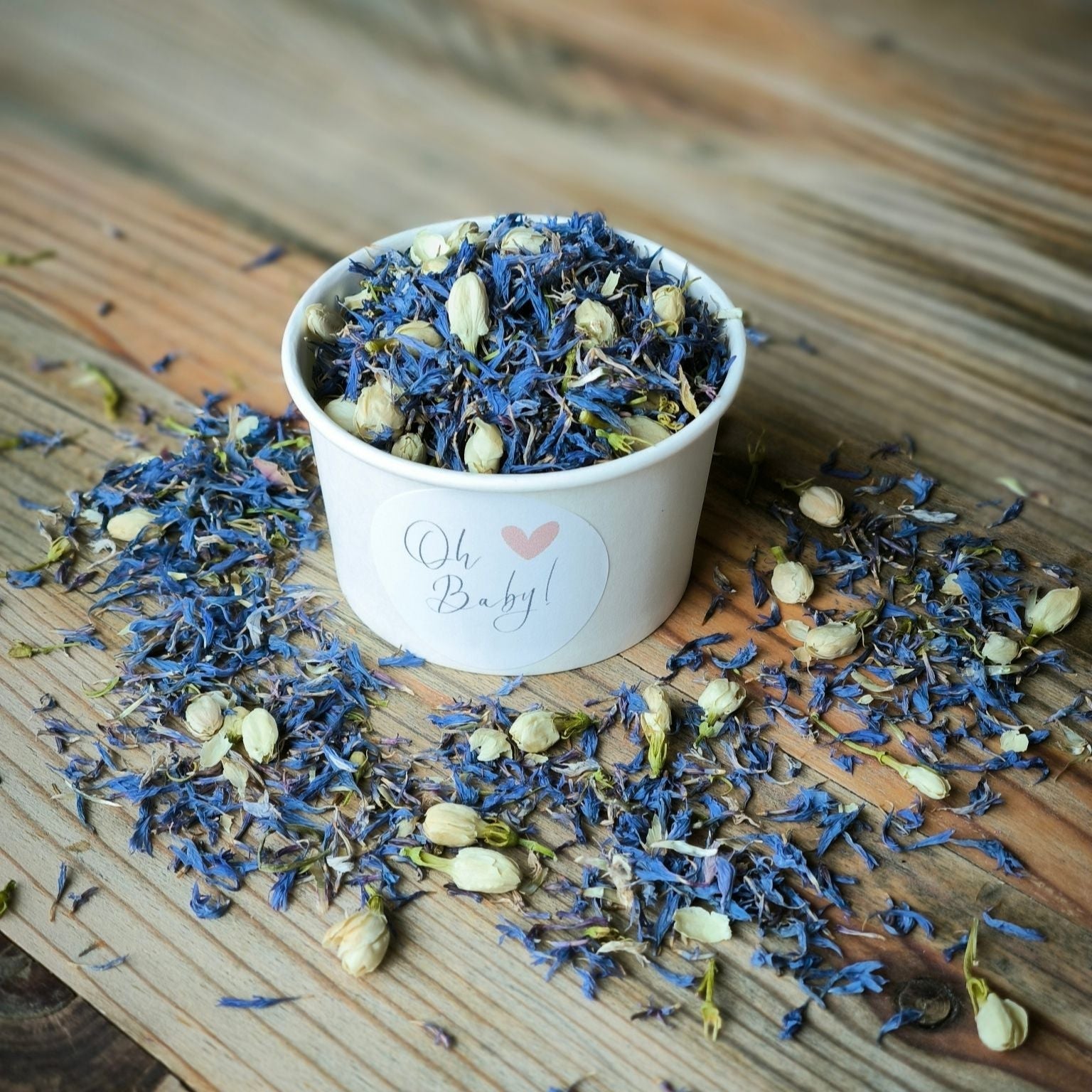 Blütenkonfetti Blue Ivory in weißen Bechern mit Layout 7