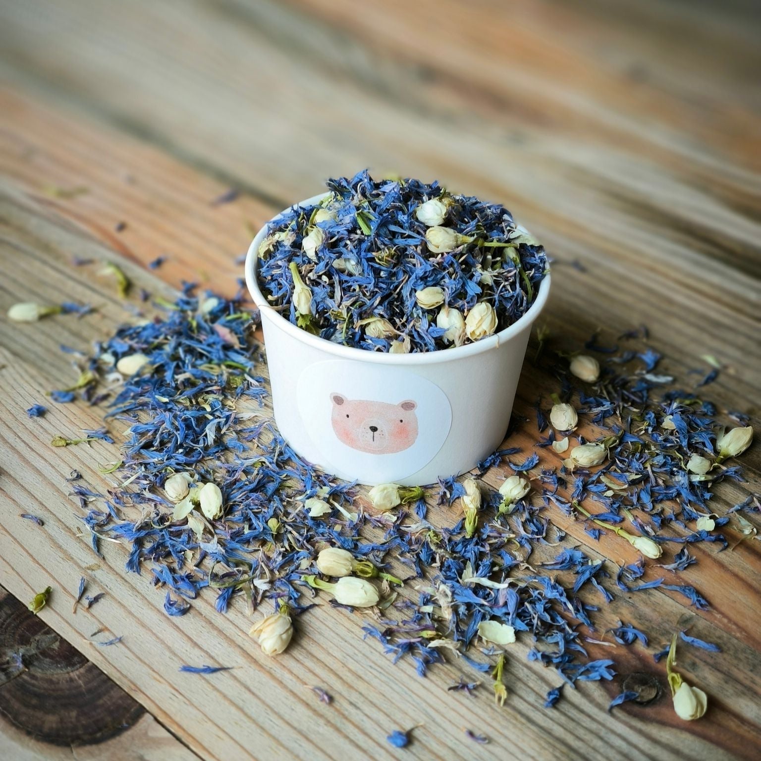 Blütenkonfetti Blue Ivory in weißen Bechern mit Layout 9