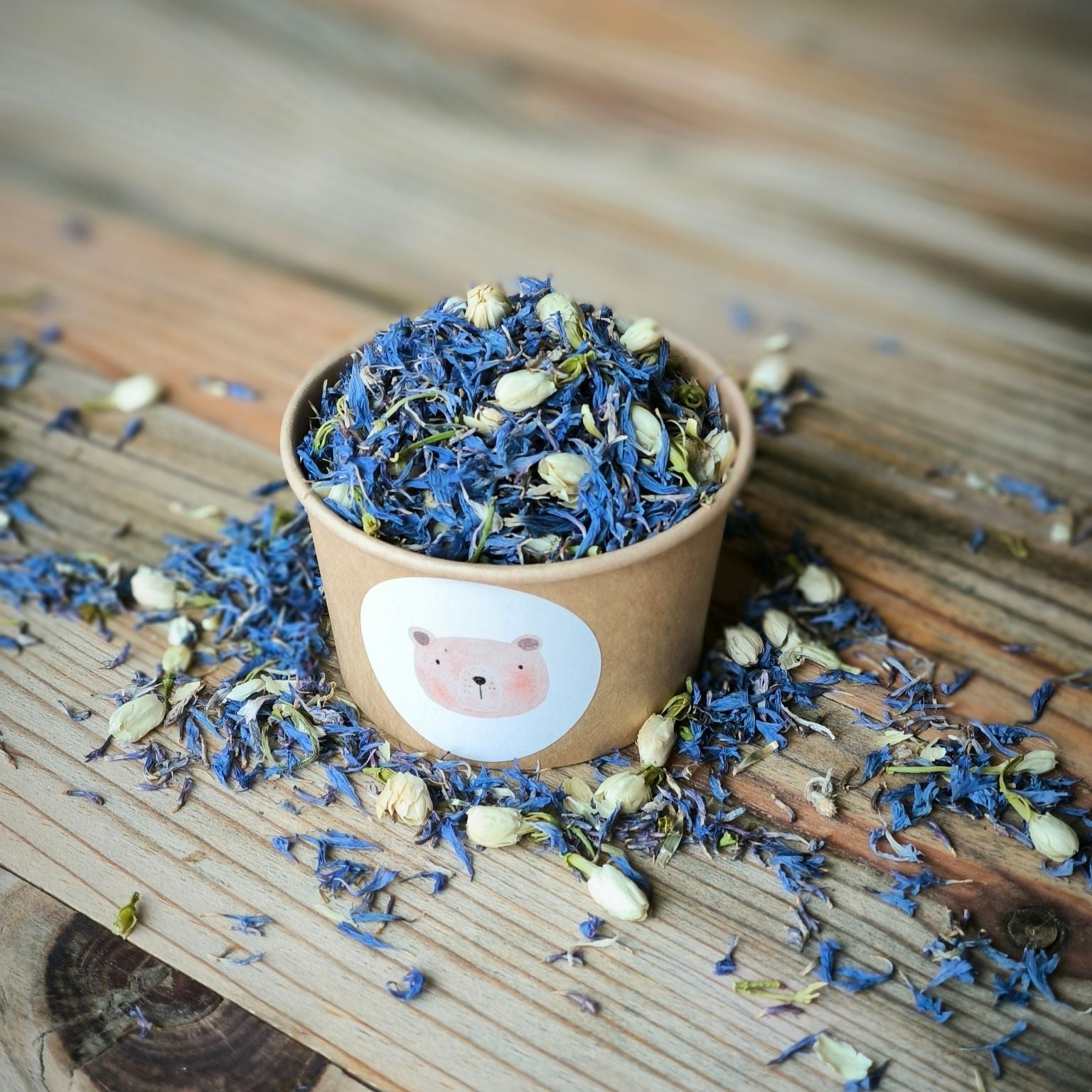 Blütenkonfetti Blue Ivory mit braunen Bechern mit Layout 9