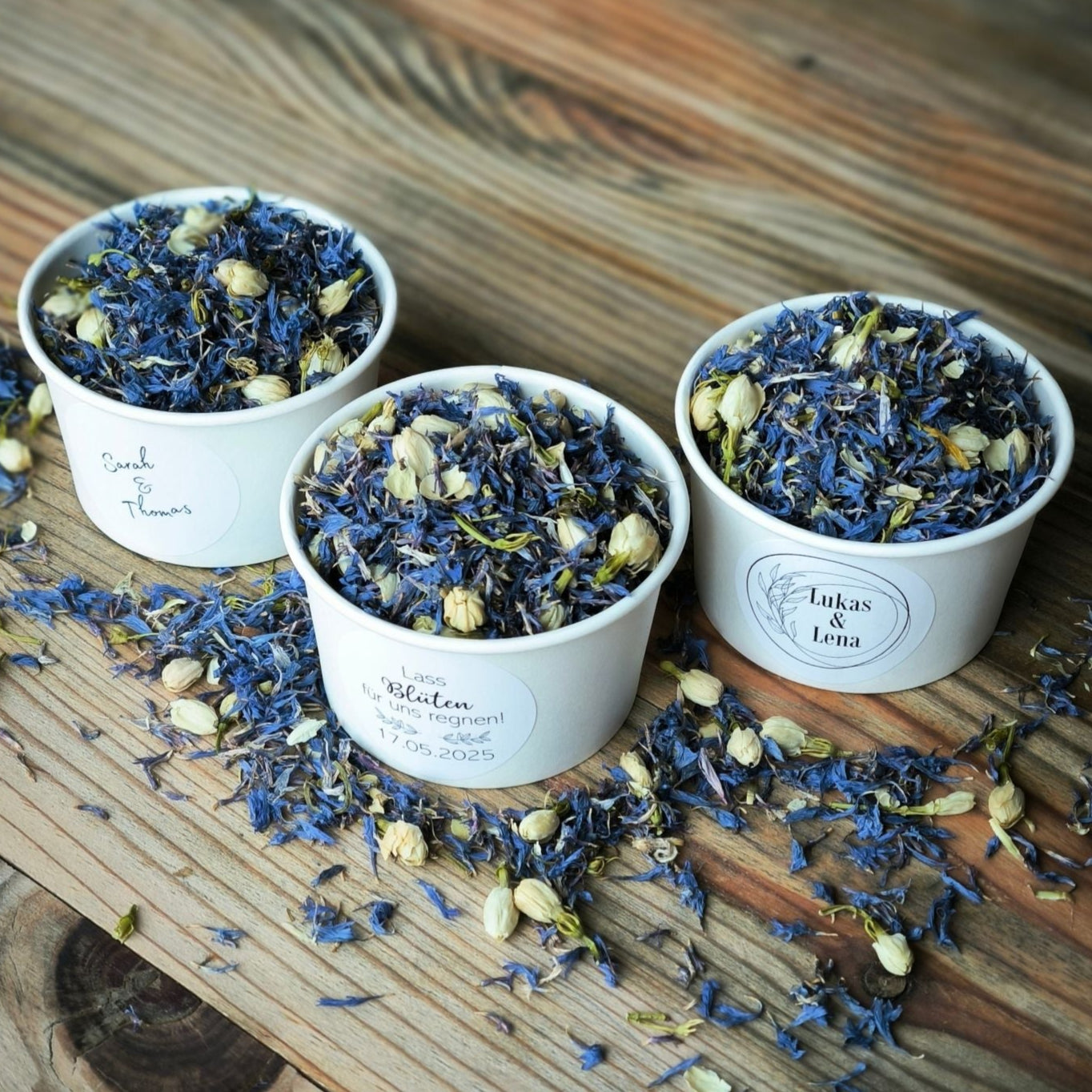 Blütenkonfetti Blue Ivory weiße Bechern