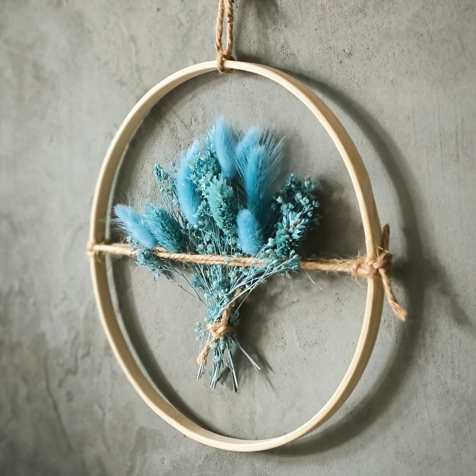 Blütenkonfetti Blumenring mit hellblauen Trockenblumen Detailbild