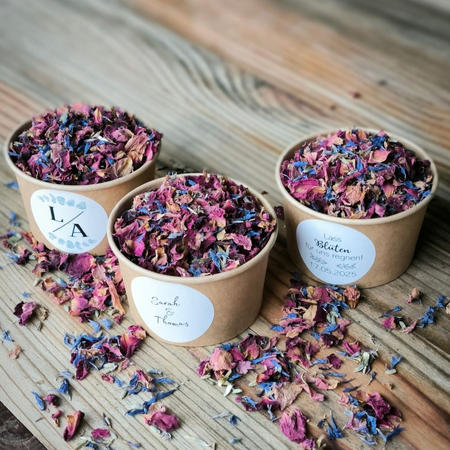Blütenkonfetti Fairytale in braunen Bechern