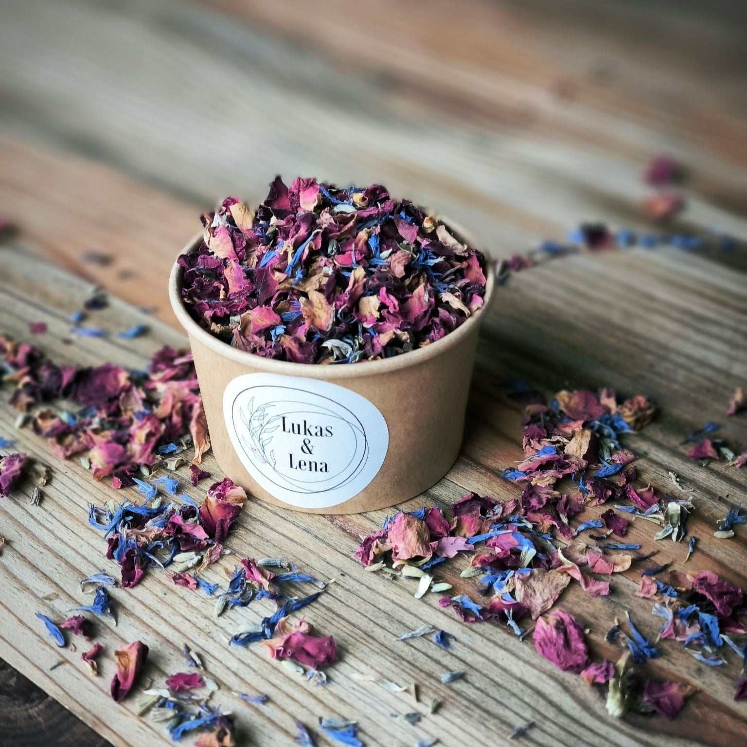 Blütenkonfetti Fairytale in braunen Bechern mit Layout 1