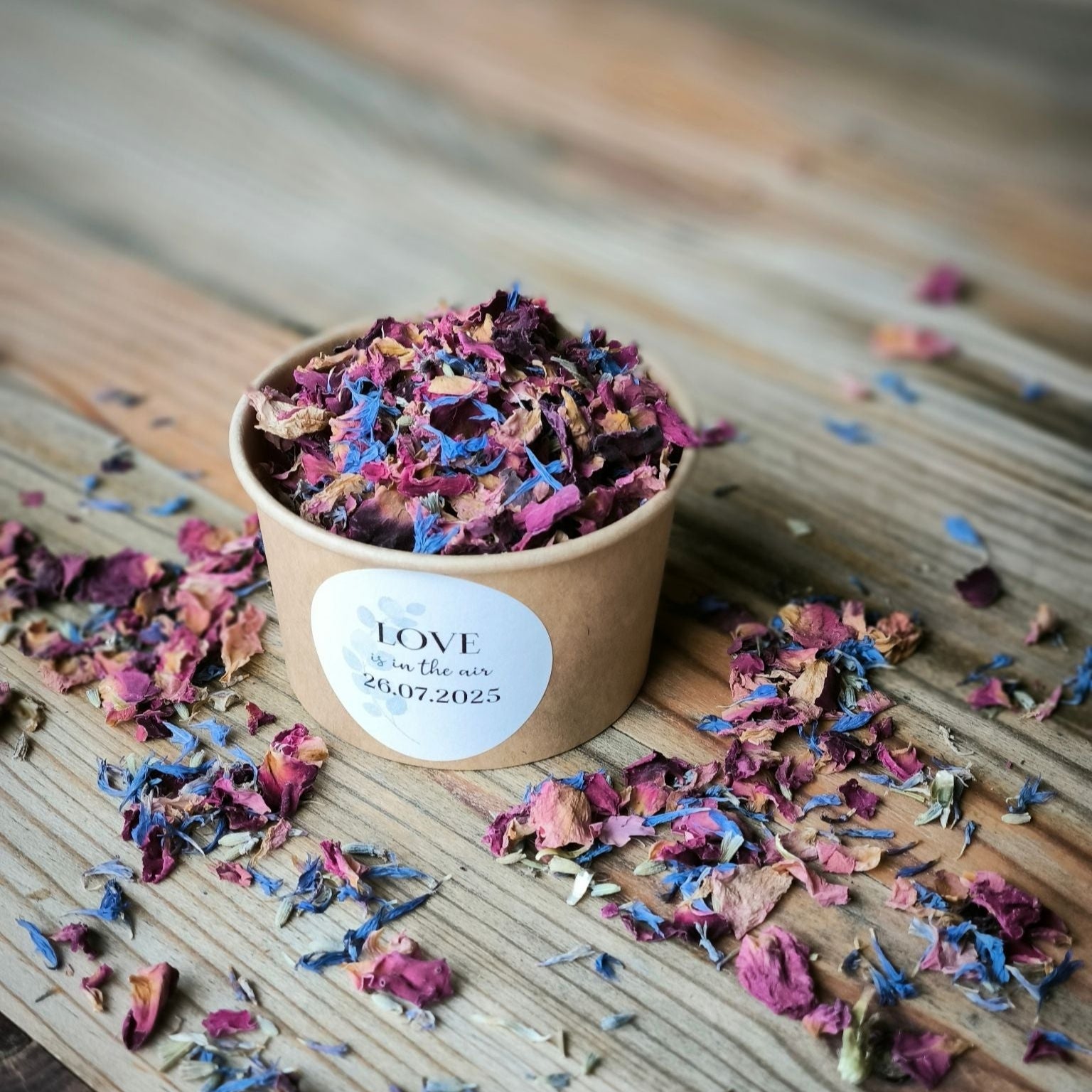 Blütenkonfetti Fairytale in braunen Bechern mit Layout 2