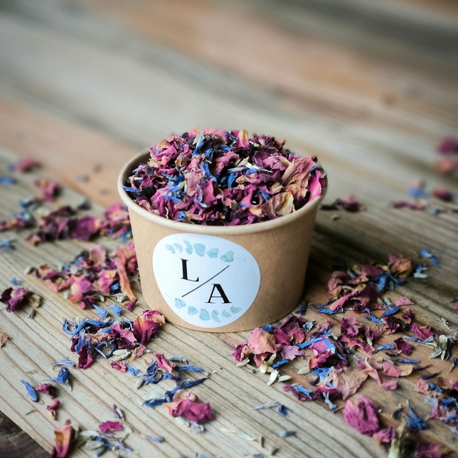 Blütenkonfetti Fairytale in braunen Bechern mit Layout 3