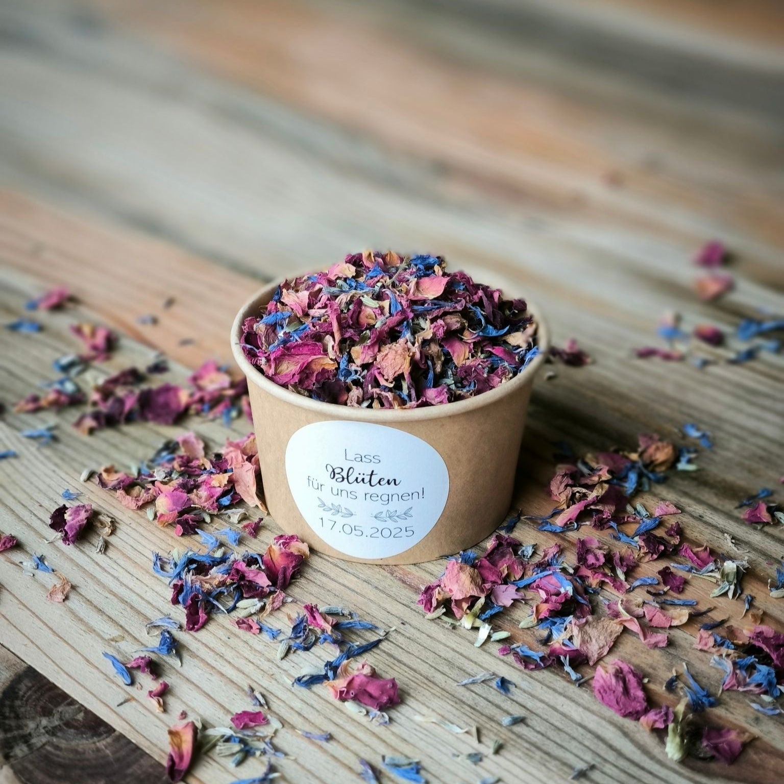 Blütenkonfetti Fairytale in braunen Bechern mit Layout 4