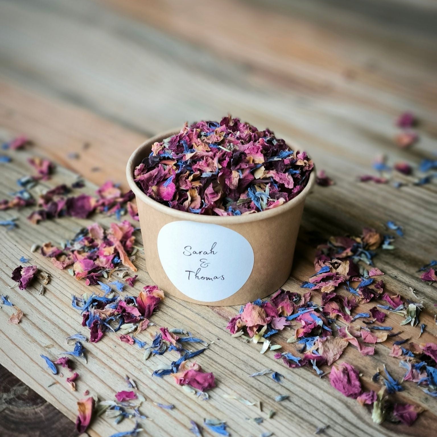 Blütenkonfetti Fairytale in braunen Bechern mit ayout 5